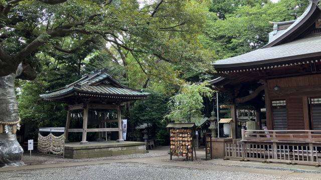 座間神社境内