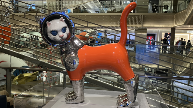 GINZA SIX吹き抜けアート「BIG CAT BANG」