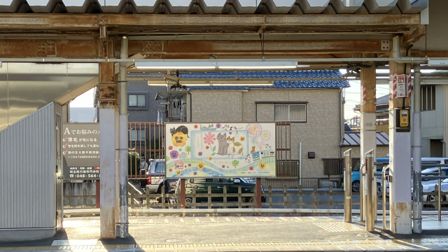 鴻巣駅/おかべてつろう猫イラスト看板